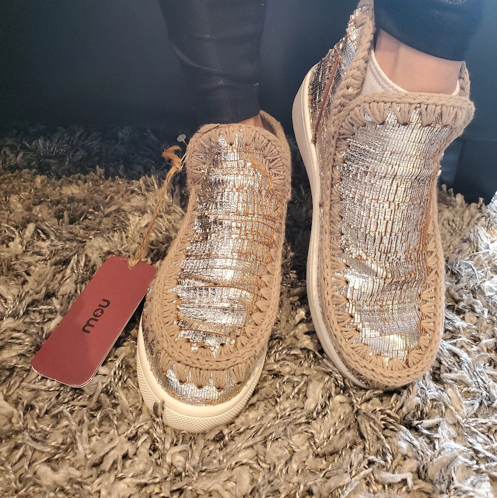 Brand new MOU Metallic Eskimo booties